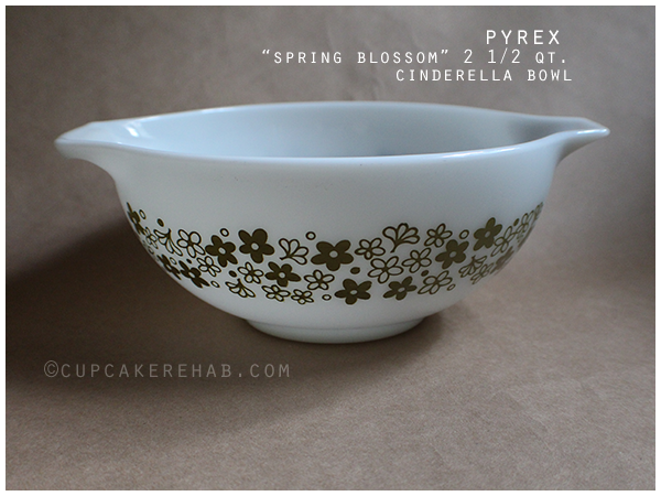 1970's Pyrex Spring Blossom 2 1/2 qt. Cinderella bowl. #vintagepyrex