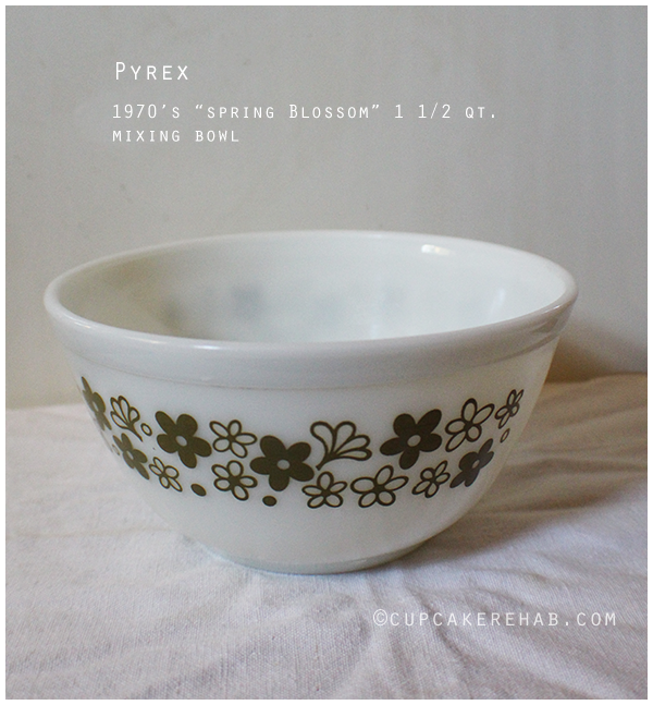 Small 1 1/2 qt. Pyrex Spring Blossom bowl.