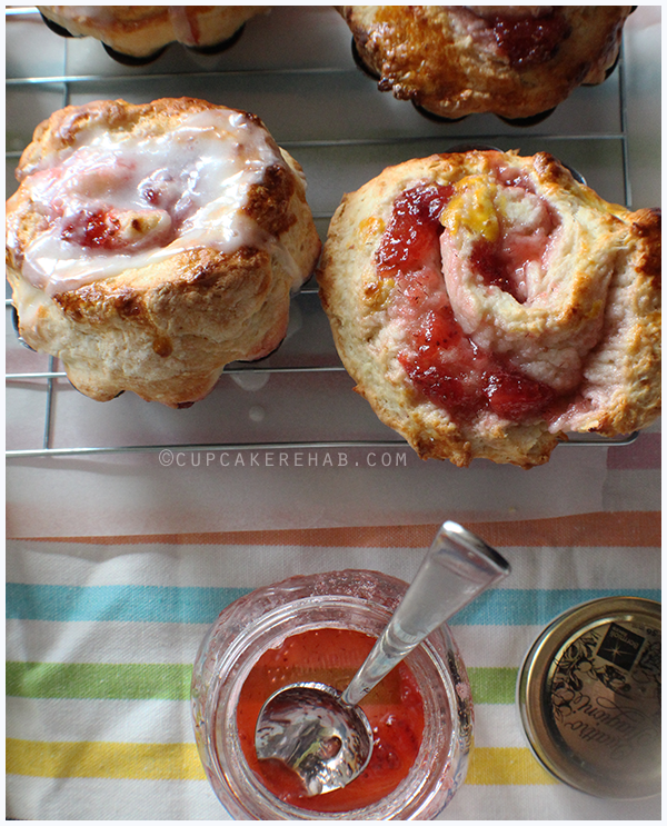 An easy recipe for rolls filled with strawberry jam.